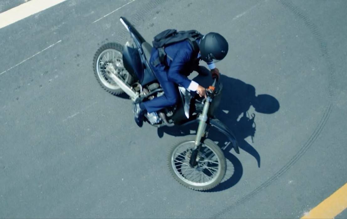追嫌疑犯这么紧张的情节,他先是骑着摩托车在地下车库里来了个摆尾