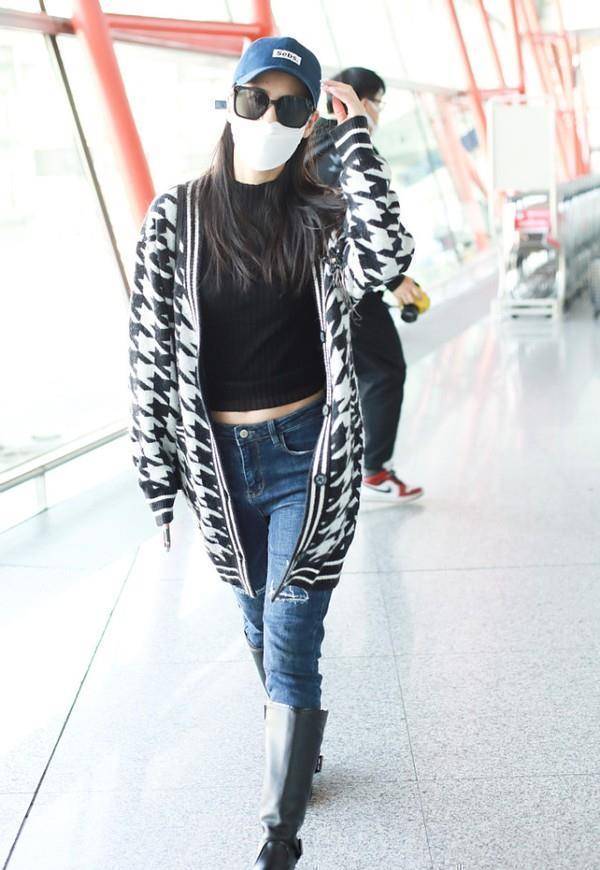 黄圣依打扮挺实在外套又长又厚实没有模特身高都不敢轻易挑战
