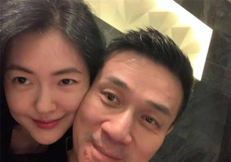 徐熙娣发文力挺老公两人贴脸合照幸福甜蜜网友评论不一