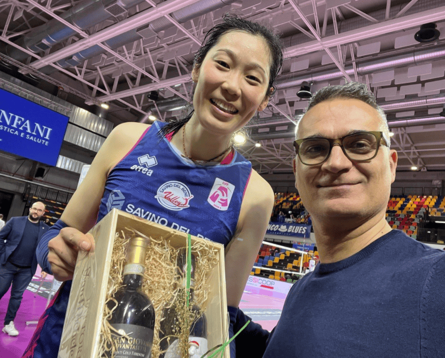 女排朱婷轰25分夺季后赛开门红,经纪人晒照:为你骄傲_坎迪奇_决赛