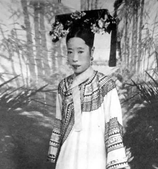 原创真实照片光绪溥仪的皇后妃子照片对比真佩服这两位皇帝眼光