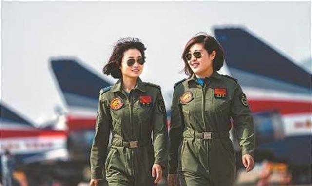 因为歼击机的表演难度高,所以即使是女歼击机飞行员在训练,面对的强度