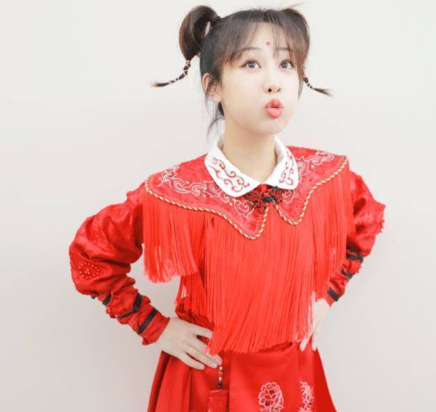 梳两个羊角辫叉腰,嘟嘴卖萌,28岁扮可爱毫无违和感_感觉_红孩儿_作品