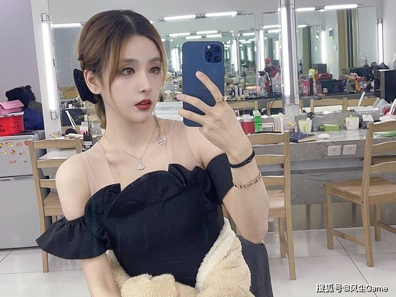 rita虽然也是31,但看起来就很自然,余霜就稍微有点僵硬,当然,也不能