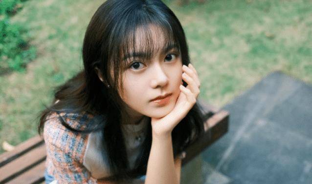 原创赵今麦终于没刘海了一头乌黑长发拍大片穿背带裙有点显壮