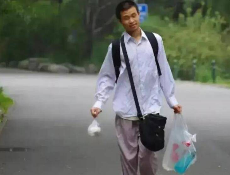 凌乱的发型,迷离的眼神,手里提着馒头,怀里抱着矿泉水瓶,说话口吃羞涩