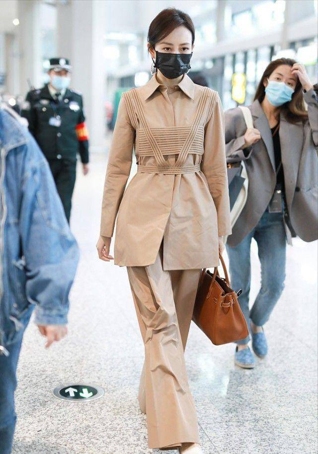 原创王鸥当妈后剪了齐肩发穿蓝衬衫小黑裤走机场41岁美出新高度