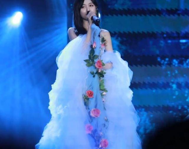 原创吴宣仪26岁生日上台演出筷子腿比p的还优越第三套纱裙又仙又美