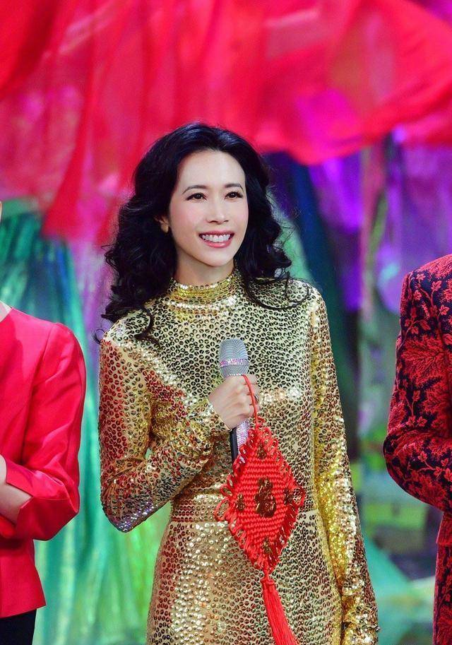 原创莫文蔚好疯狂为秀3千万美腿穿镶钻三角连体腿都在冒金光膜拜了