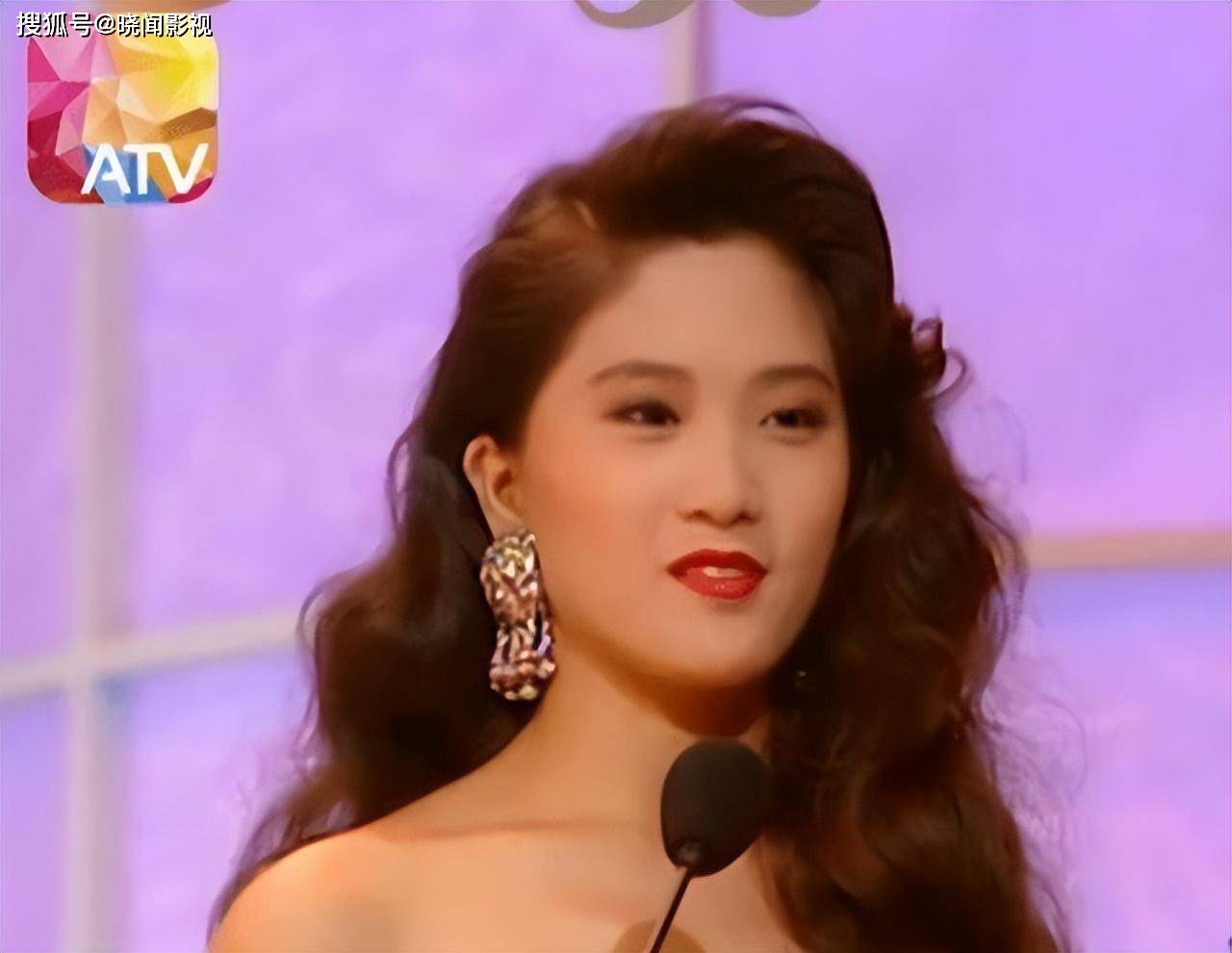 53岁女港星内地农村走穴,唱歌难听还笑场,出场费垫底仍遭嫌弃!_袁洁仪