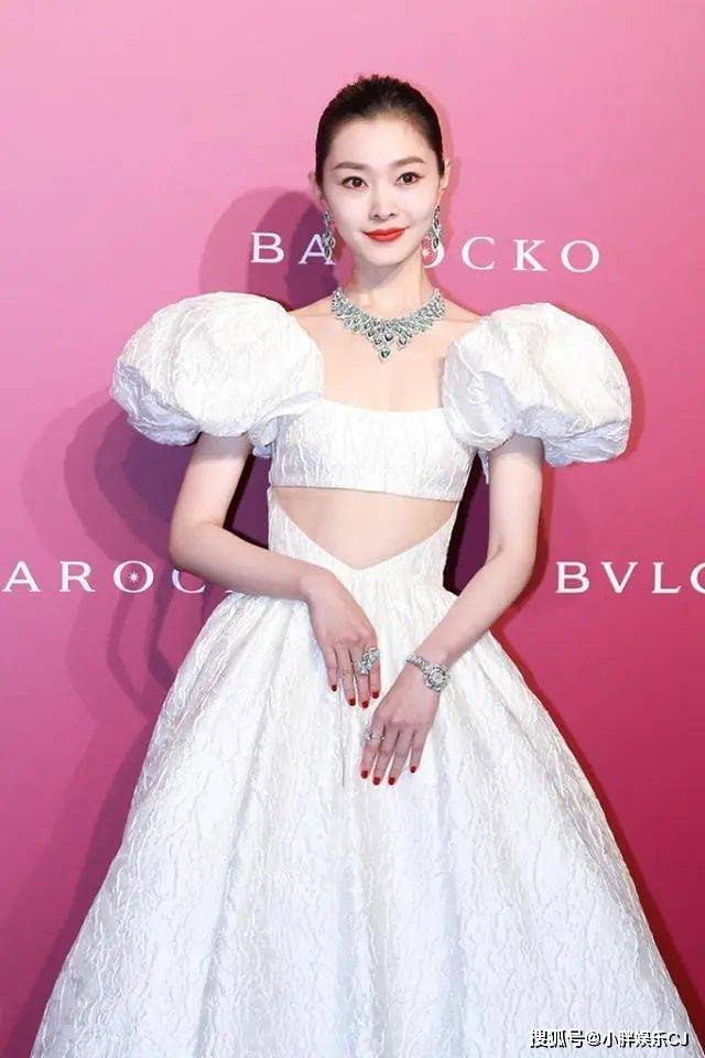 原创宋轶腰受伤后首现身机场走路行动缓慢被现场安保大声催促