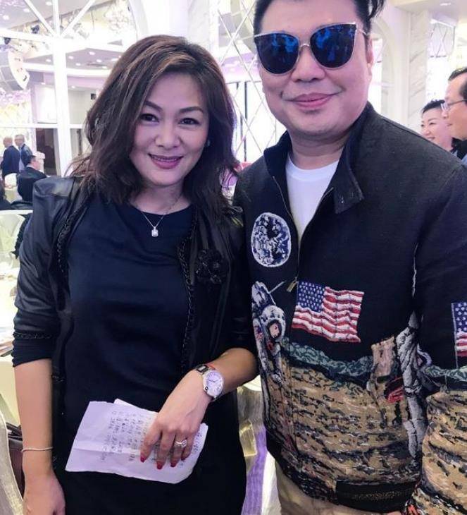 叶藴仪因戏结缘,遗憾的是两人刚拍拖不久,叶藴仪结识了香港富商陈柏浩