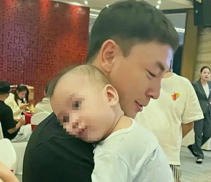 原创释小龙抱着儿子参加宴席儿子眼睛又大又圆和何洁分手后结婚生子