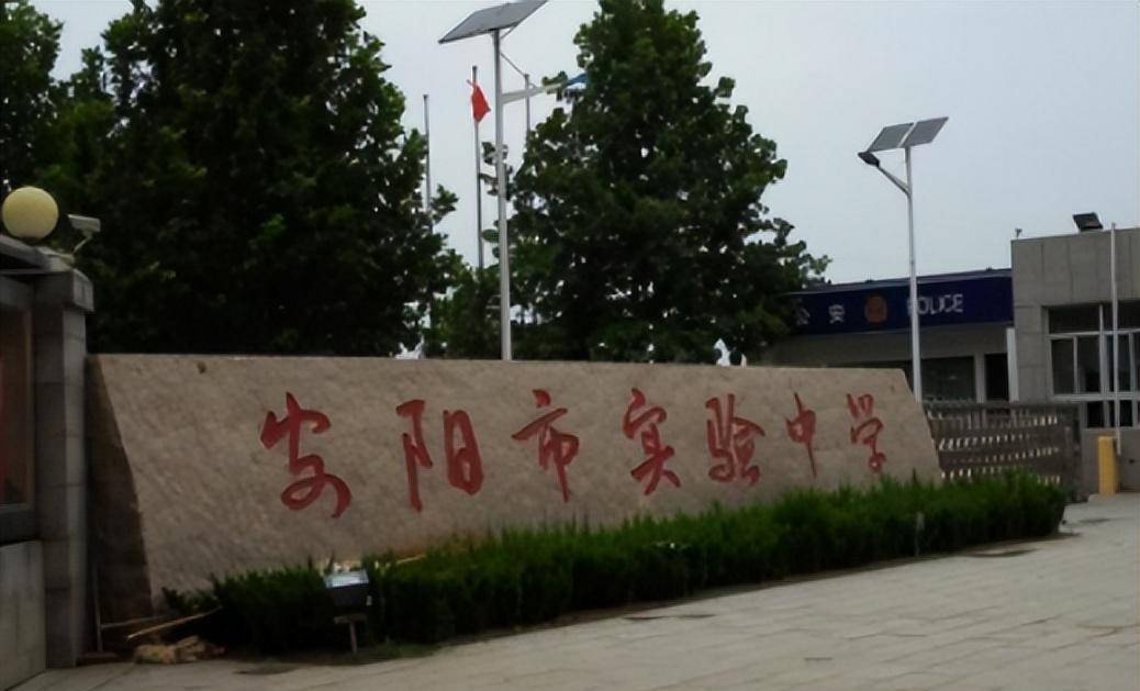 初中毕业后,她以全校第一名的好成绩考入了安阳实验高中,那是当地最好