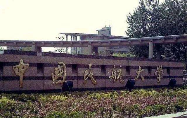 与父母的反对意见不同,王峥对即将到来的民航大学生活很是向往.