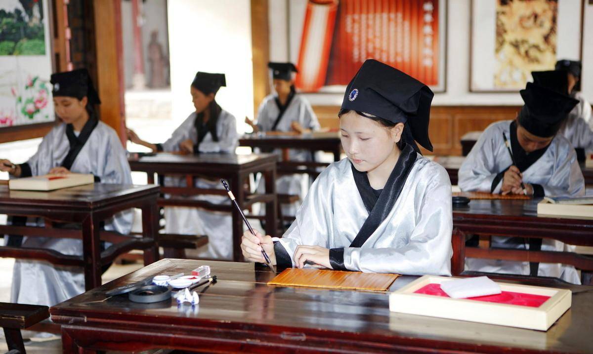 人对母语中文都是颇为精通,但是真正能在古代通过童生都是难上加难,何