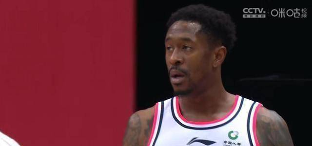 马尚赛后更新社媒,晒出一张江苏肯帝亚俱乐部总经理史琳杰的照片