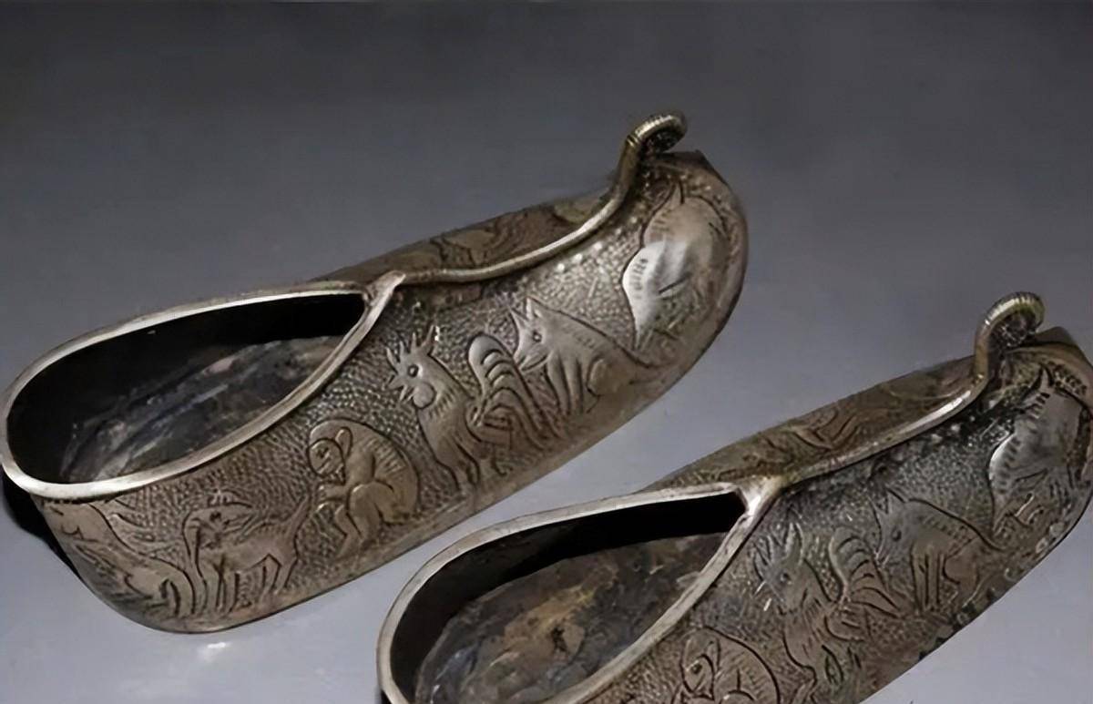 原创价值3亿的银鞋盗墓贼不识货丢掉一农村老汉捡漏乐开了花