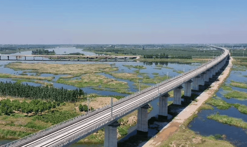 不难看出,这条高铁串联起潍坊,青岛,烟台三市,尤其是让三市下辖的部分