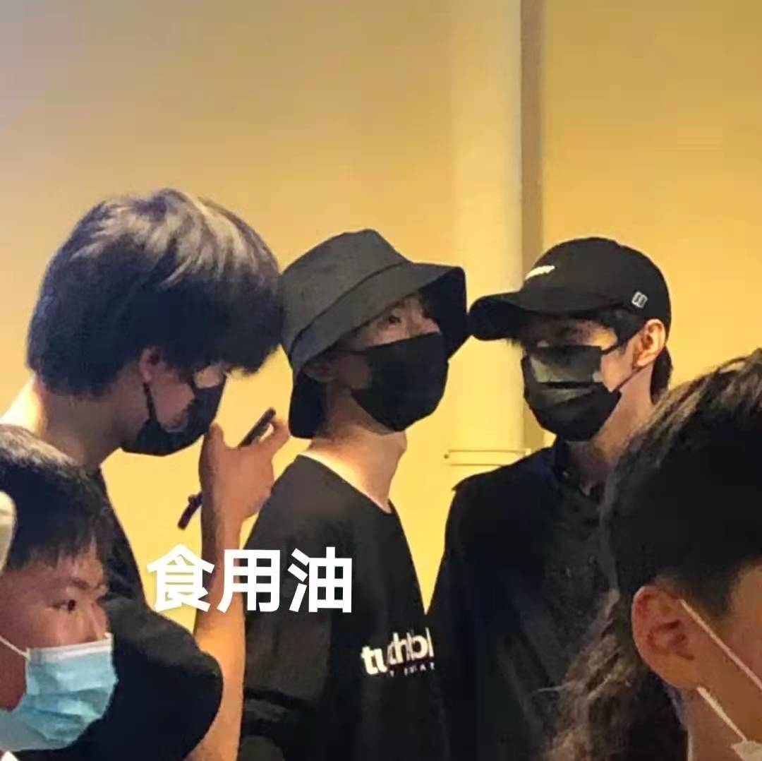原创时代少年团成员游乐场被围堵宋亚轩马嘉祺被挤到角落三人全程脸色