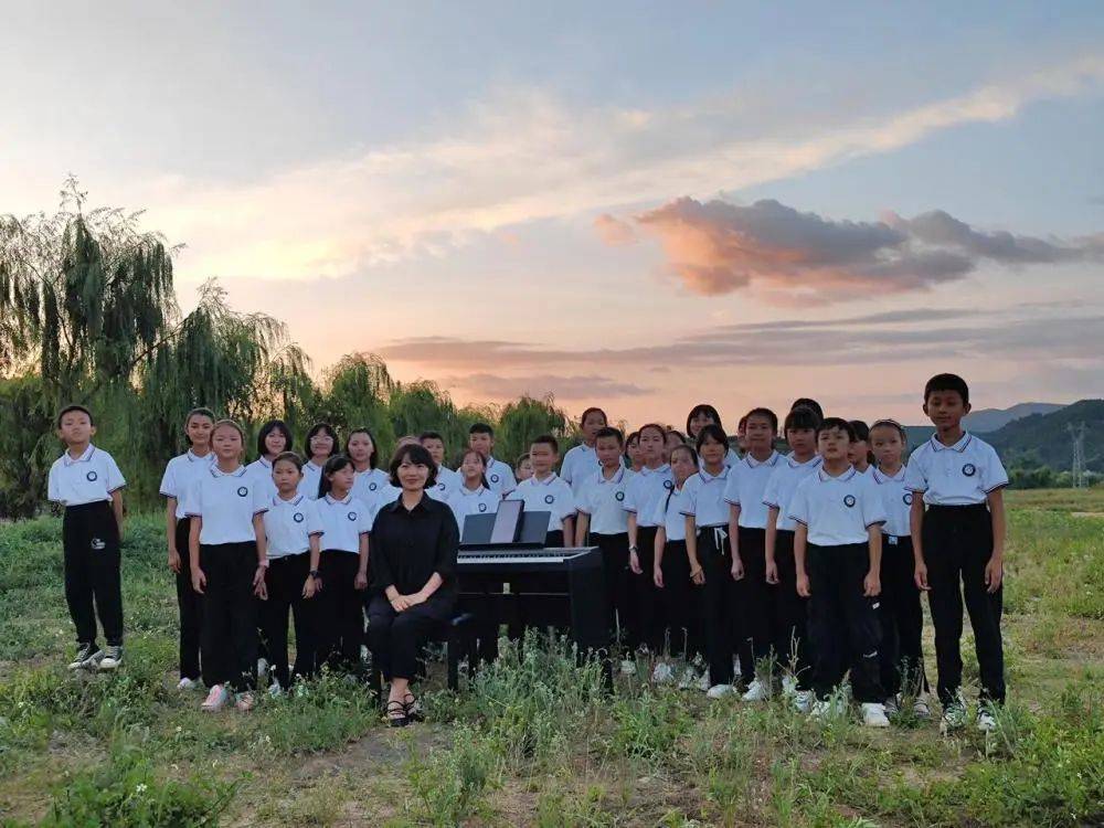 2022年8月23日,普海玲与"若水"孩子们在九溪镇合影.