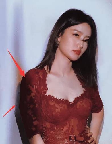 李沁拍大片花絮酒红印花裙勒出蚂蚁腰未ps的手臂有点粗