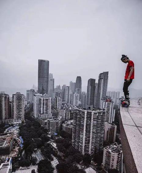 他最经常挑战的,就是在毫无护具的情况下,攀爬高楼.