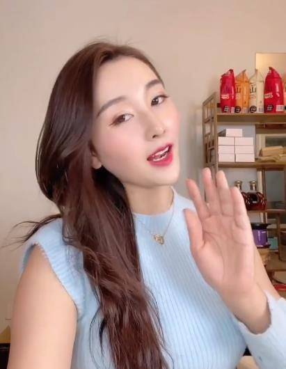 谢孟伟娇妻过生日,化浓妆美貌不输明星,才23岁就生了两个儿子_老婆