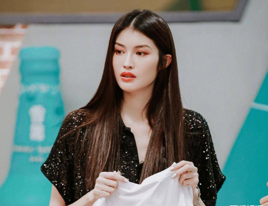 原创何穗参加节目当导购却被路人错认奚梦瑶何穗做法尽显高情商