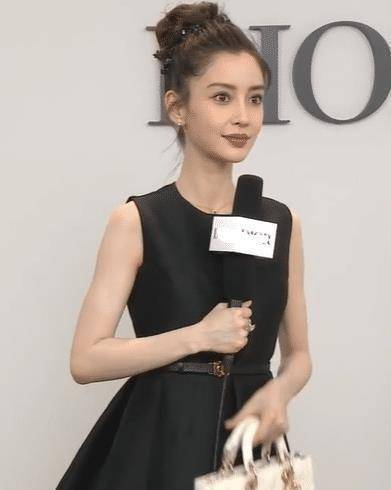 原创杨颖亮相活动头小脸小比例优越笑起来依然是饺子下巴