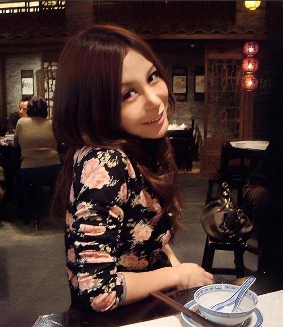 原创原创13前宁坐宝马哭不坐自行车笑的女孩马诺如今怎么样了