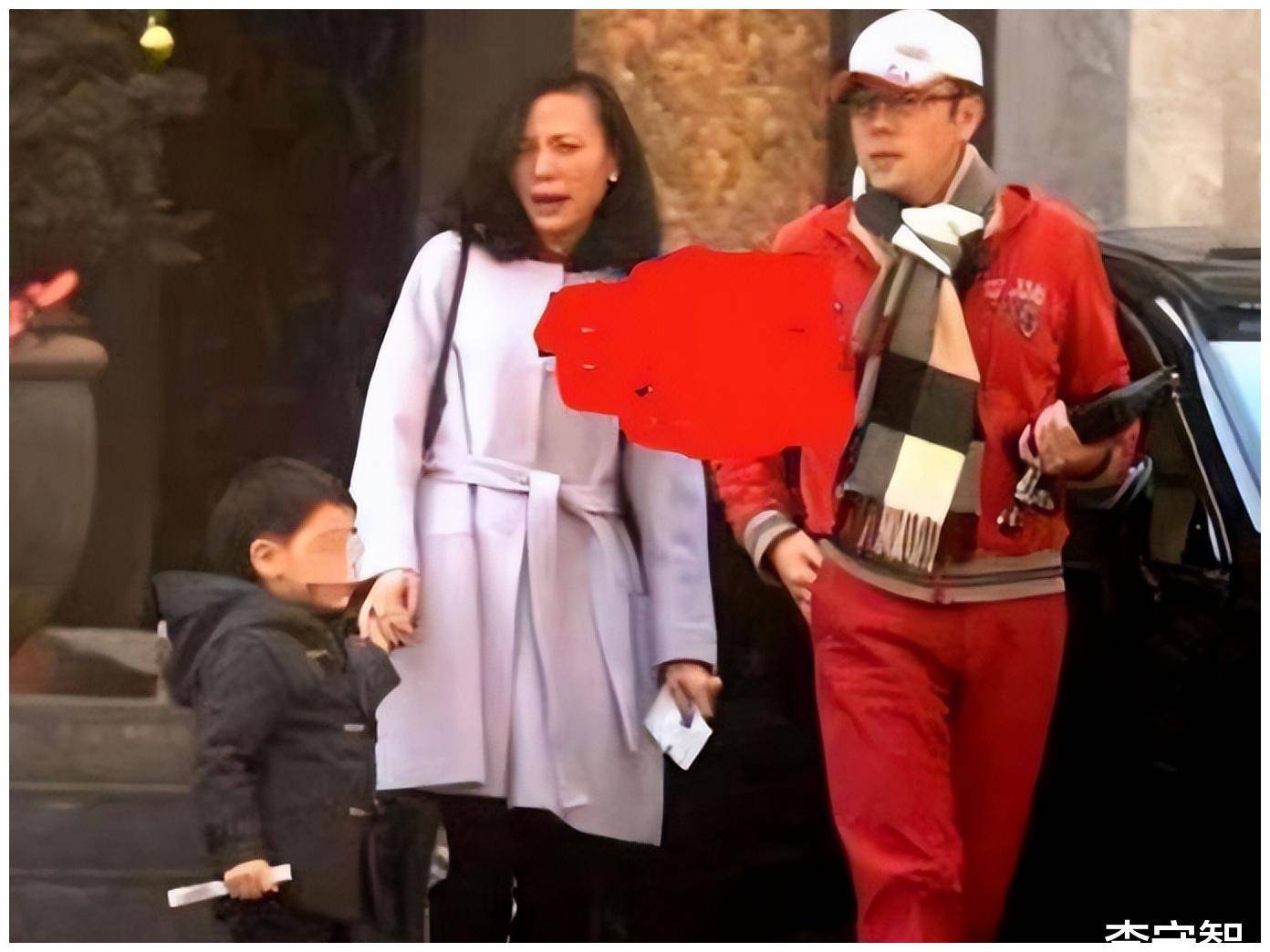 56岁蔡国庆为六岁小儿庆生卖力当综艺咖赚钱养娃妻子神秘低调