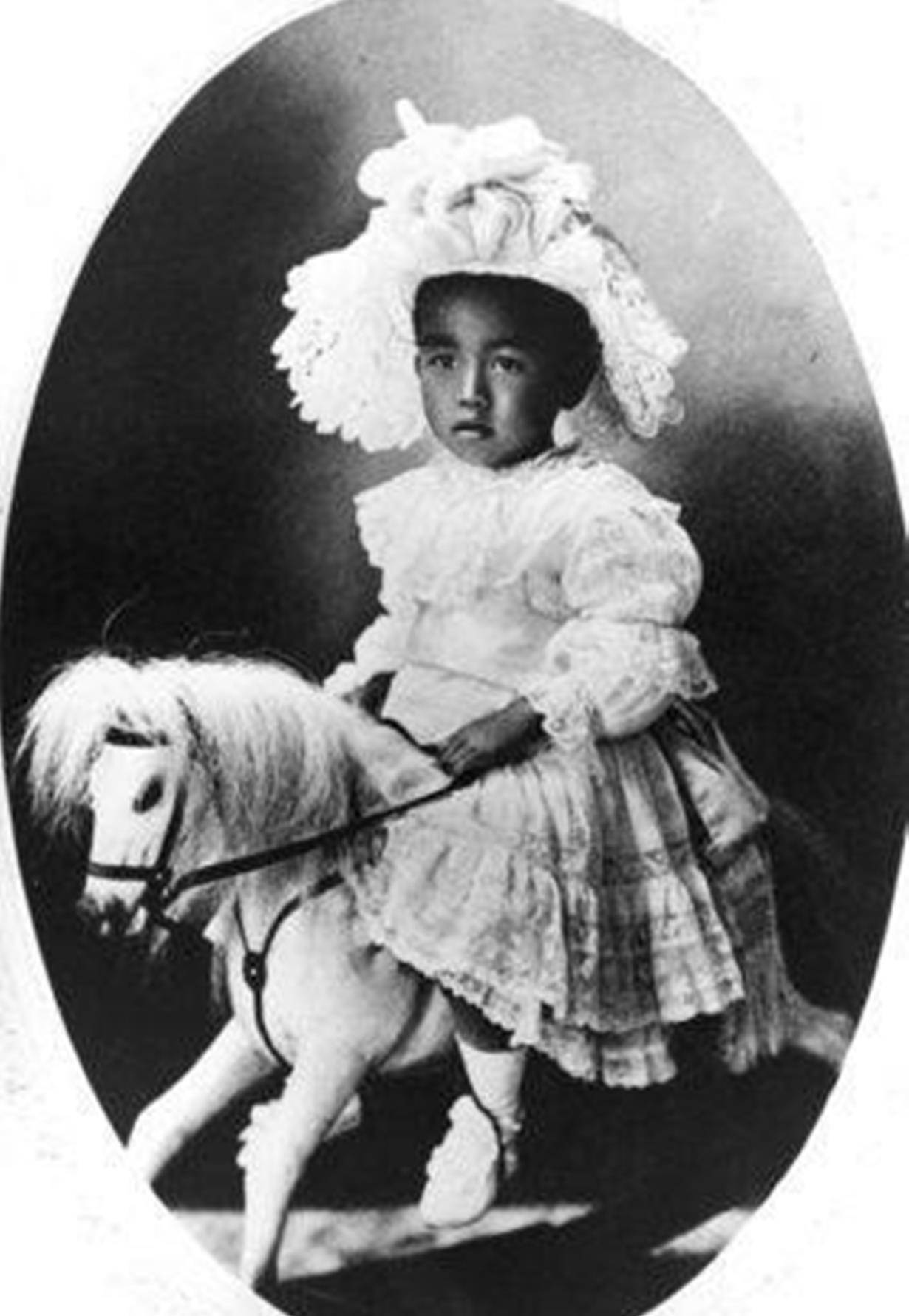 原创过目难忘的瞬间苏联女兵给德军拔牙赫本抽着烟烫头发穿女装的裕仁