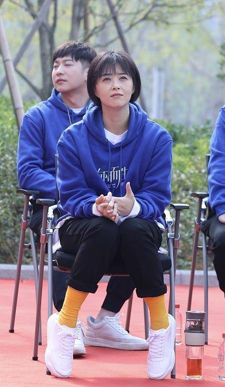 原创蒋欣真不像是年近40的人蓝色卫衣配短发好显嫩少女感明显