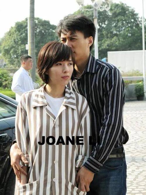 李佳曾因婚史而感到自卑,但靳东却用真诚与承诺打动了她的心.