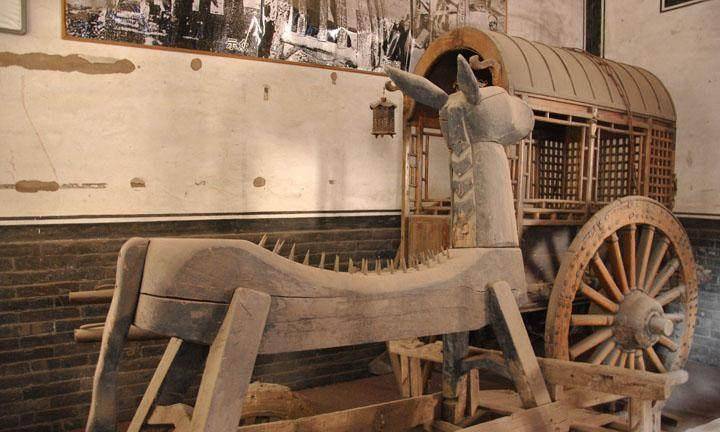 照片三,重刑犯人戴的脚链照片四, 刑车(犯人示众车).