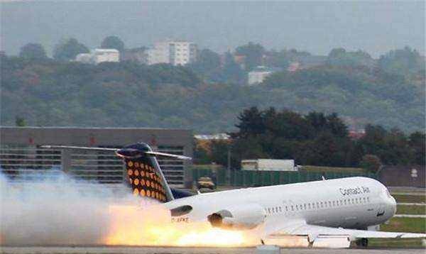 98年东航机长倪介祥用3小时完成迫降 跑道上火光冲天_飞机_起落架