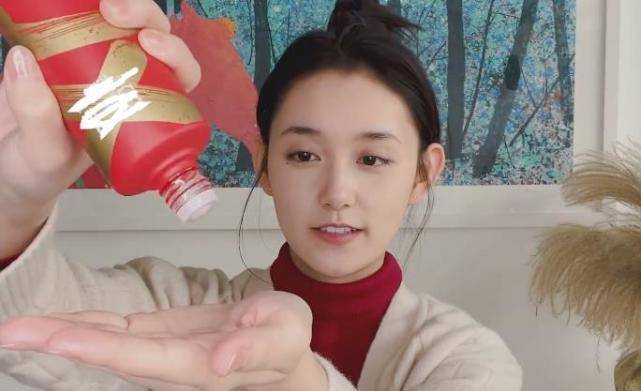 不知道是不是为了符合节日氛围,蒋依依难得穿了一件红色高