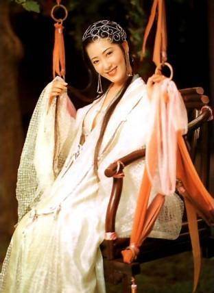 色彩使用的内涵中国古代内衣同外服相比较,其私密性,内服性使之受中国