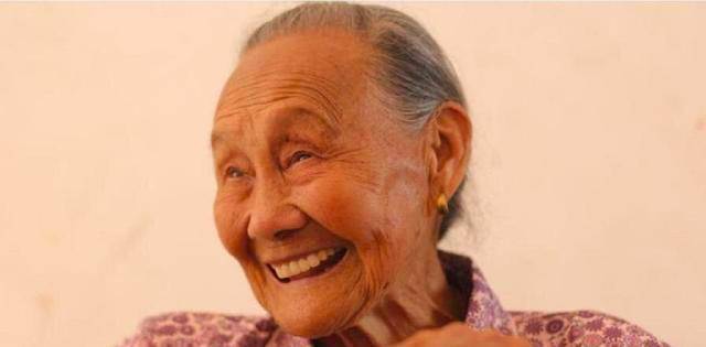 意外露出伤疤引来民警,确认后才知她是抗战英雄_银金花_老太太_医生