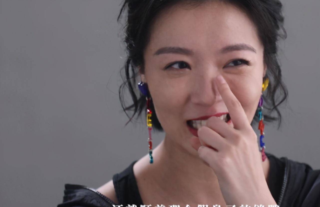 原创齐溪魔镜幕后花絮谈到假鼻子自己笑了而网友却心酸了