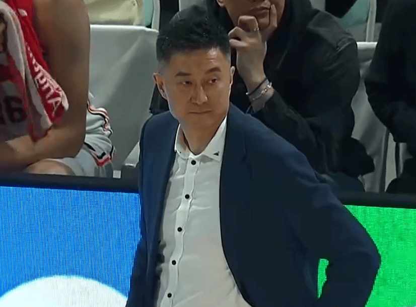 原创90度崴脚徐杰最新伤情曝光能自己走表情轻松问题不大