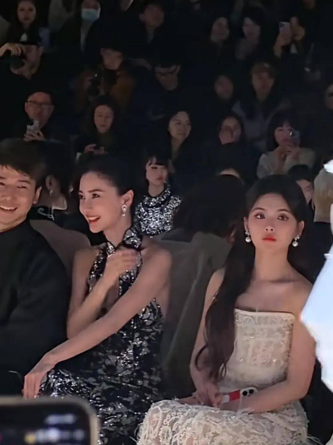 原创杨颖重新复出瘦不少和杨超越热聊一路上被漂亮粉丝追着拍