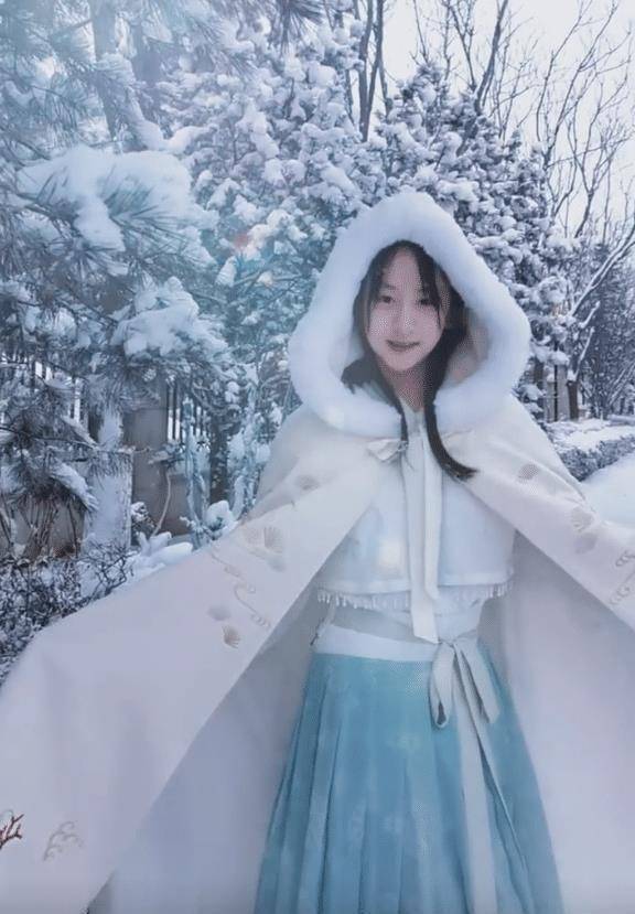 原创13岁森碟穿汉服赏雪披斗篷亭亭玉立颜值高为拍照踹树遭到质疑