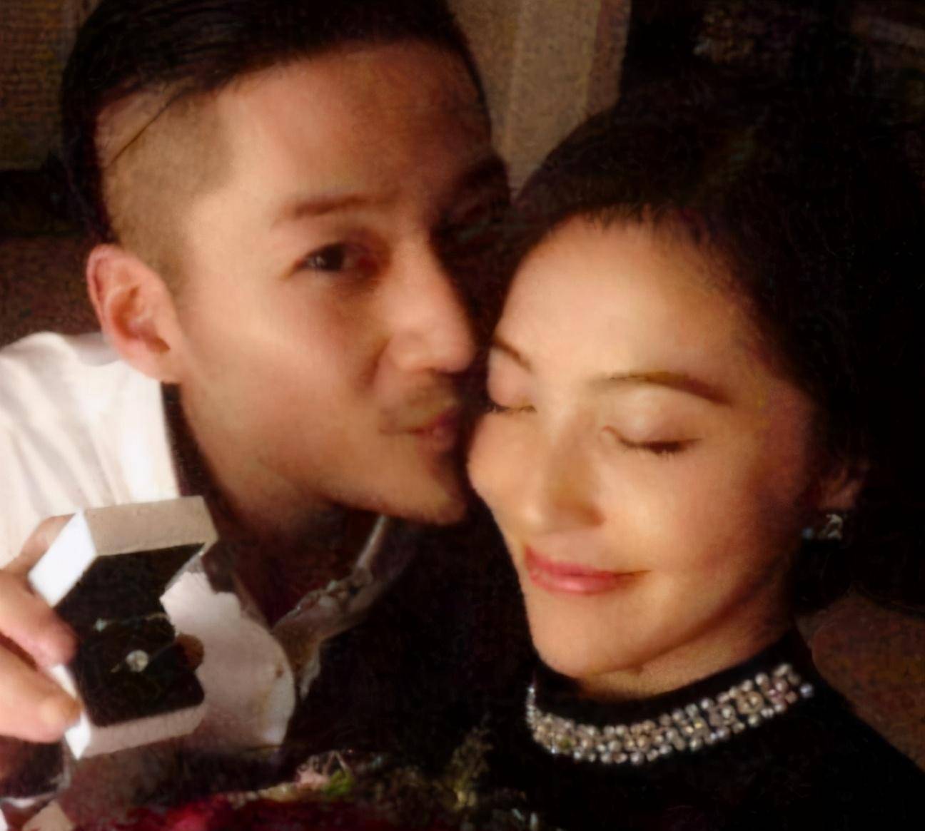 邵思涵为了家庭,放弃了自己的工作,全身心在家当贤妻良母.