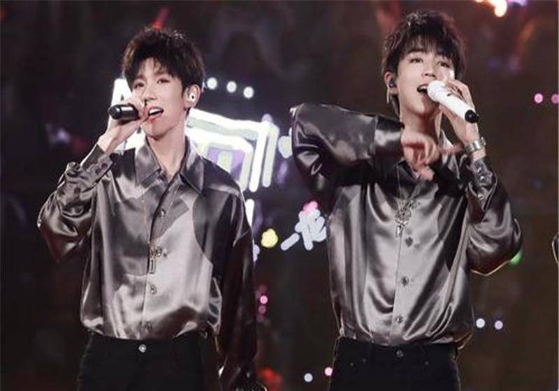 原创王俊凯王源同台出席活动一前一后走红毯粉丝表示激动不已