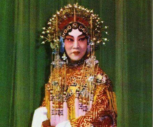 豪门千金不顾家人反对嫁一已婚戏子晚年每月仅靠9块钱过活