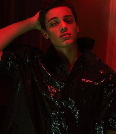 原创16岁身高187新晋男神高颜值星二代华丽转身年幼丧母童年不幸