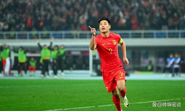 疯狂庆祝武磊进了一球这位著名球员赤膊跳下看台冲进球场场面失去了