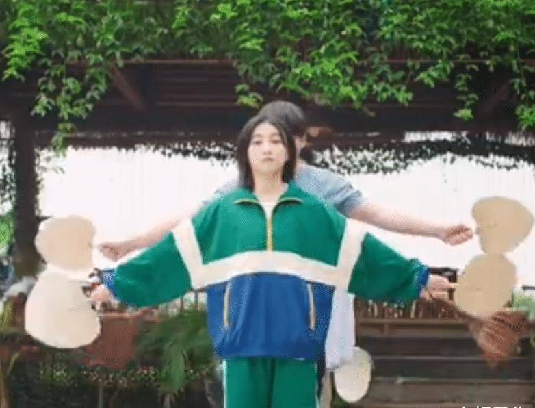 张子枫,然后还连带黄磊和何炅一起胡闹了起来呢,这才是让人笑出猪声的